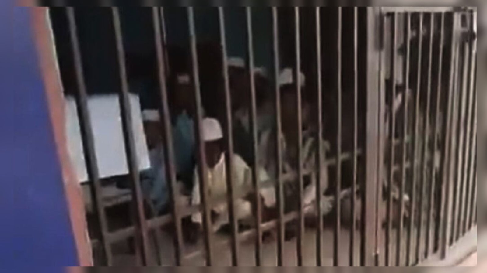 14 Saat Gözaltında Tutulan 32 Müslüman Çocuk Serbest Bırakıldı