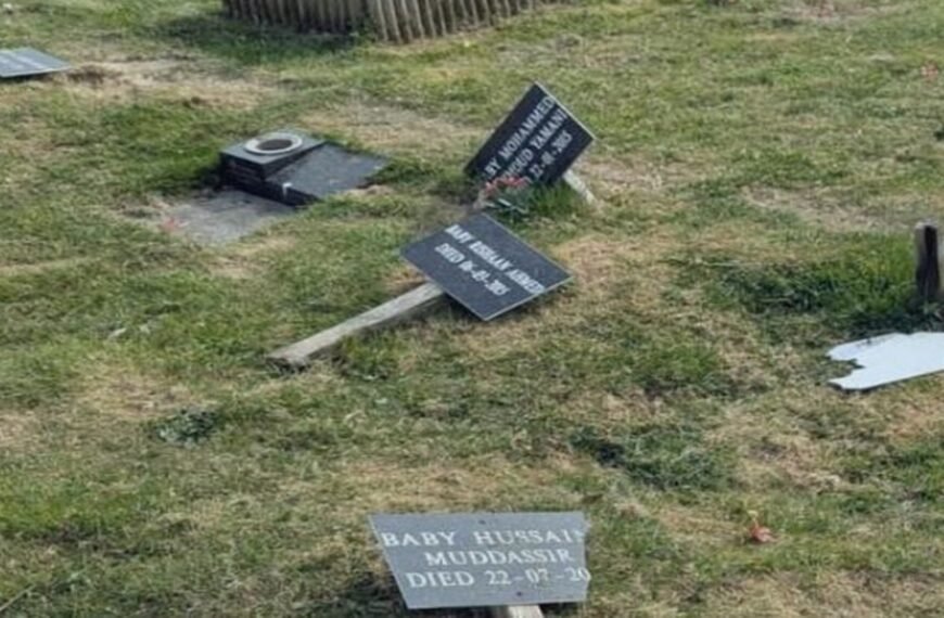 İngiltere'deki Müslüman mezarlarının tahrip edilmesi kınandı