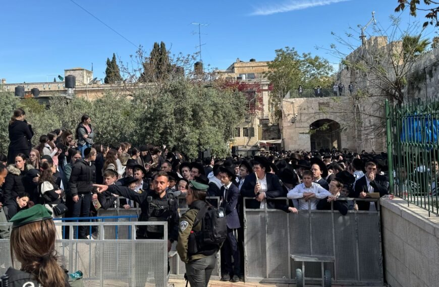 İsrail, Al-Aksa Camii'nde 180 Yahudiye ilk kez dua izni verdi