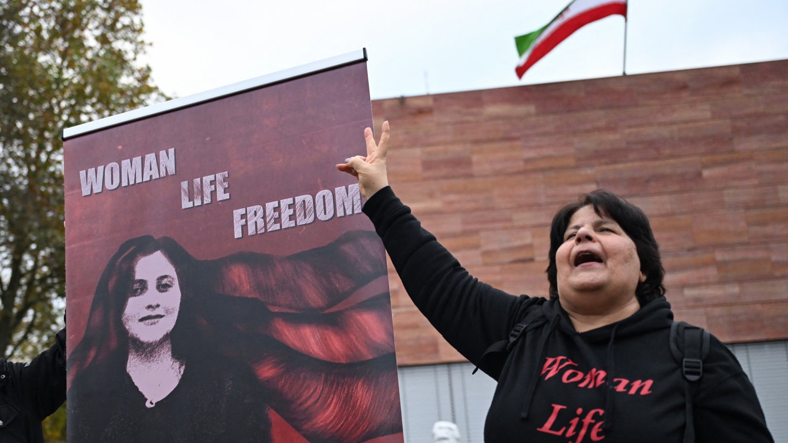 Mahsa Amini Protestoları İran Rejimi ve Muhalefetini İfşa Etti
