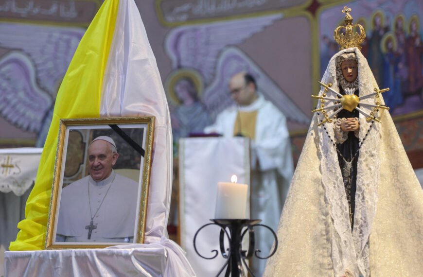 Papa Francis, Batı'nın sessizliğine karşı çıktı, ama Vatikan'ın complicity devam ediyor.