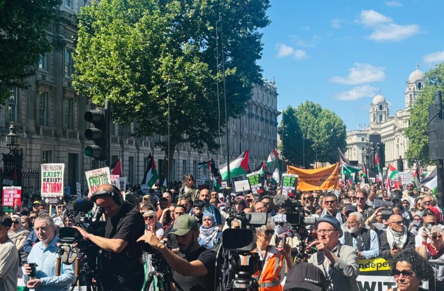 Yarım milyon kişi Starmer'dan İsrail ile bağları koparmasını istiyor