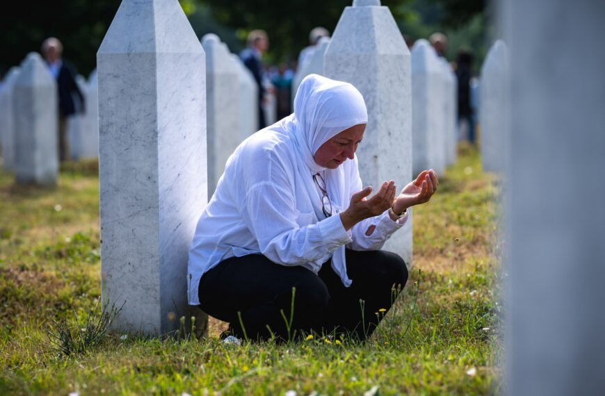Srebrenitsa Soykırımı: 30 Yıl Sonra Batı'nın İkiyüzlülüğü Öfkesi