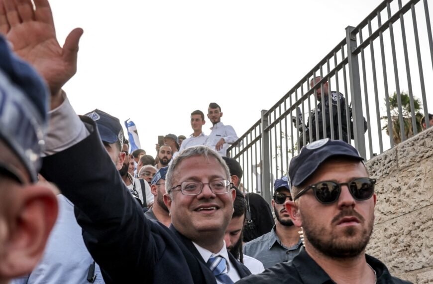 Ben Gvir, Koruma Altında, Mescid-i Aksa'ya Saldırı Düzenliyor