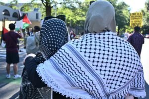 Arizona Eyalet Üniversitesi Polisi, Göstericilerin Başörtülerini Zorla Almaktan Dava Edildi