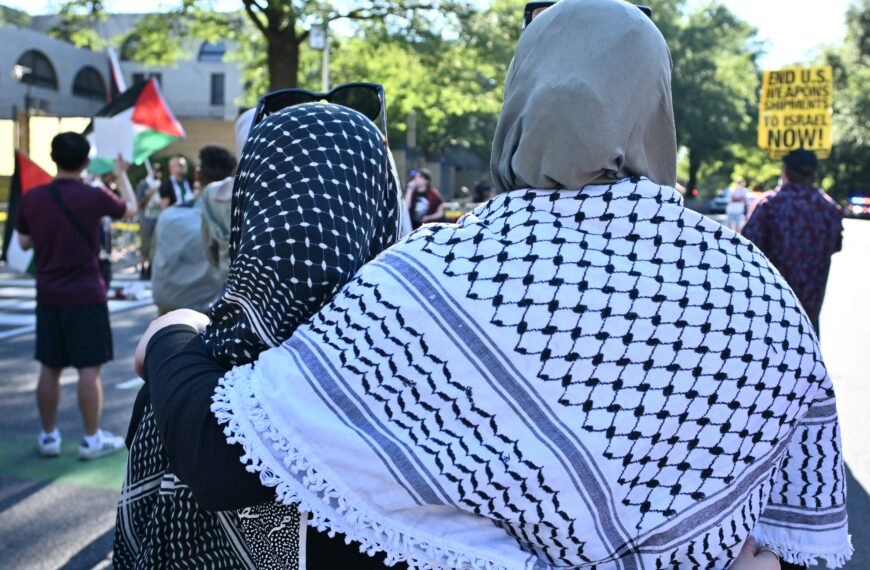 Arizona Eyalet Üniversitesi Polisi, Göstericilerin Başörtülerini Zorla Almaktan Dava Edildi