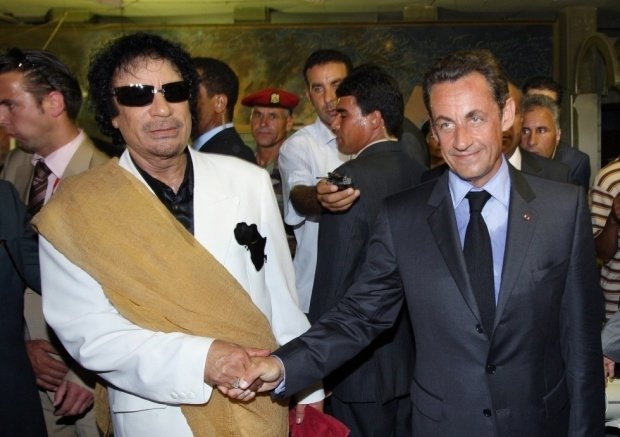 Eski Fransa Cumhurbaşkanı Sarkozy, Kaddafi fonlamasından 5 yıl hapis cezası aldı.