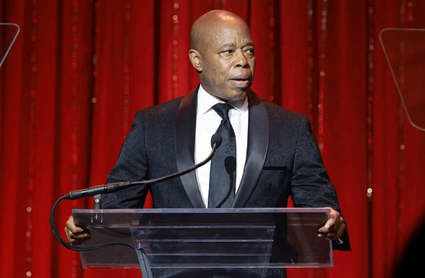 Eski NYC nefret suçları başkanı, Belediye Başkanı Adams'a dava açtı