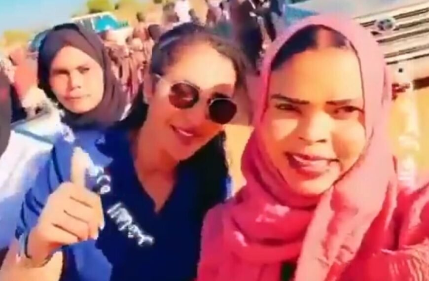 UAE'nin Sky News Arabia Sunucusu, el-Fasher'de Tartışmalı Kişiyi Kucakladı