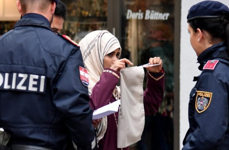 Avusturya, 14 yaş altı öğrenciler için başörtüsü yasağı getirdi