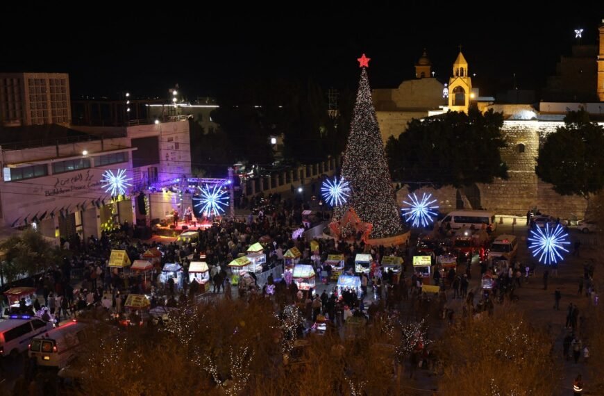 Bethlehem Yeniden Aydınlanırken, Hristiyanlar Noel’i Düşünüyor