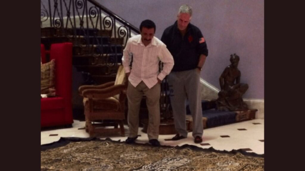 Epstein ve BAE'li İşadamı, Kabe örtüsü ile poz verdi