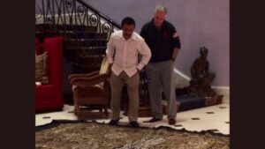 Epstein ve BAE'li İşadamı, Kabe örtüsü ile poz verdi