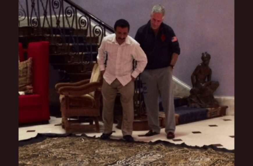 Epstein ve BAE'li İşadamı, Kabe örtüsü ile poz verdi