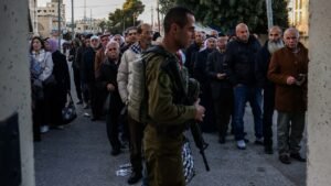 İsrail, Ramazan'ın İlk Namazı İçin Binlerce Filistinliyi Yasakladı