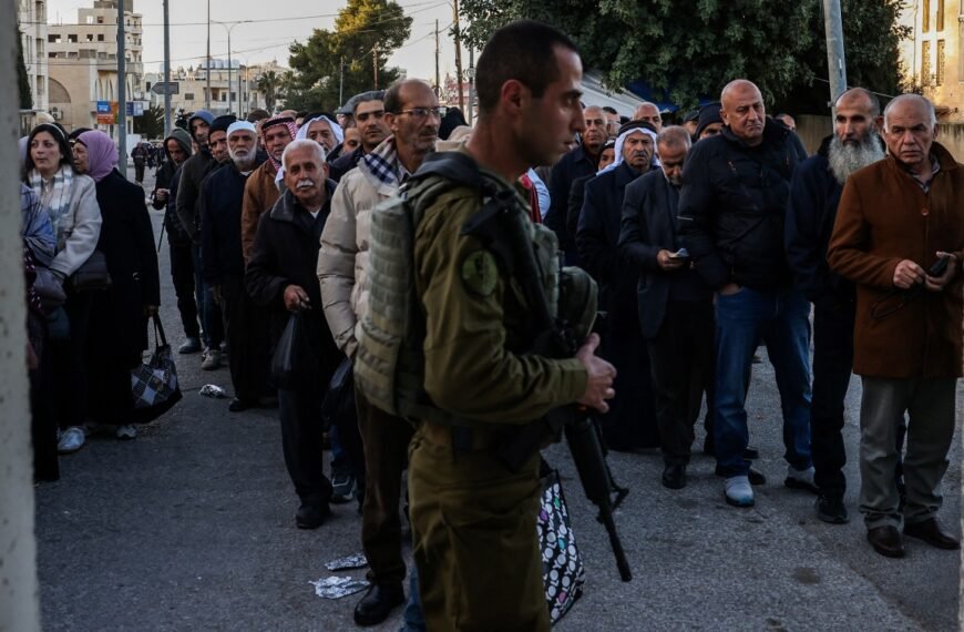 İsrail, Ramazan'ın İlk Namazı İçin Binlerce Filistinliyi Yasakladı