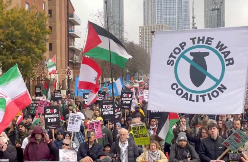 İran'a ABD-İsrail Saldırısına Karşı Londra'da 50,000 Kişi Yürüdü