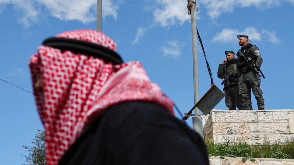 İsrail, Al-Aksa Camii’ni kapattı ve Ramazan duasını yasakladı