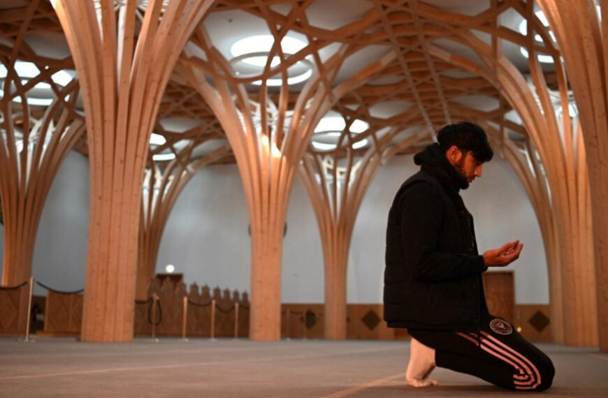 Yeni anket: Britanyalı Müslümanlar, genel halktan daha sadık!